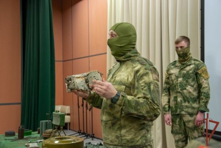 В Луганской Народной Республике росгвардейцы проводят серию патриотических мероприятий в честь юбилея ведомства