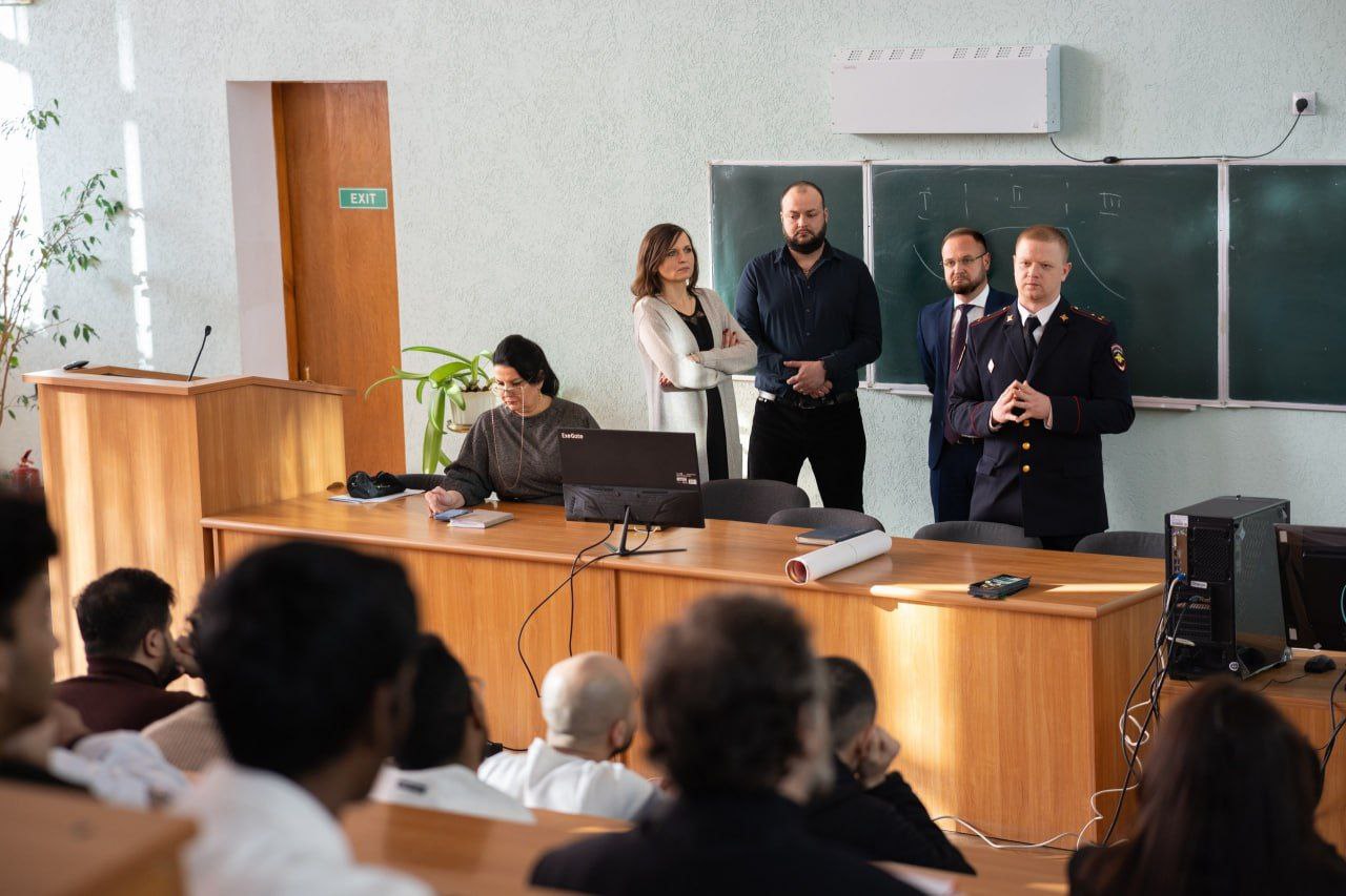 111Представитель республиканского МВД принял участие во встрече с иностранными студентами медуниверситета