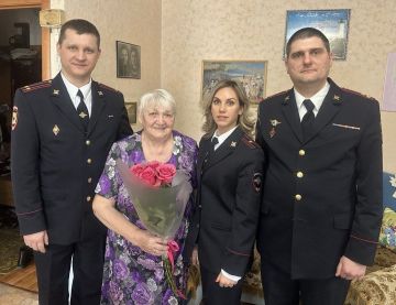 111111 Правоохранители УЭБиПК в свой профессиональный праздник поздравили ветерана службы Валентину Селихову