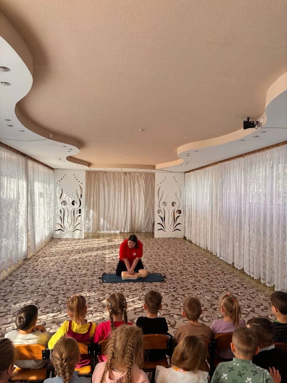 Специалист по первой помощи Луганского центра медицины катастроф провела мастер-класс для самых маленьких