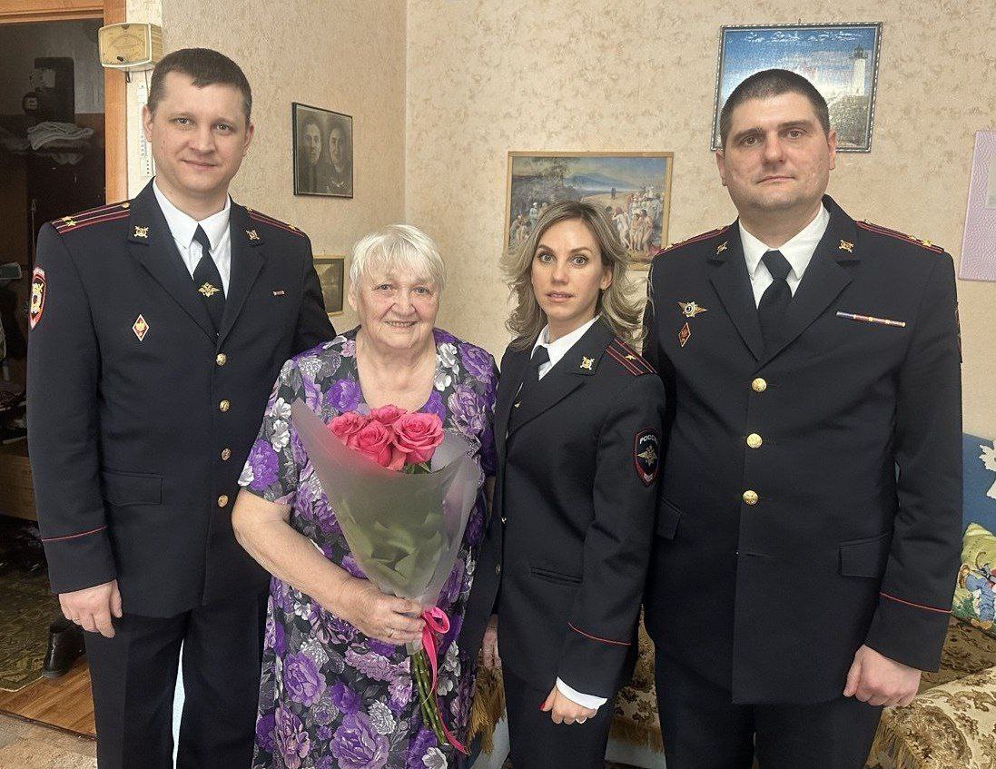 111111 Правоохранители УЭБиПК в свой профессиональный праздник поздравили ветерана службы Валентину Селихову