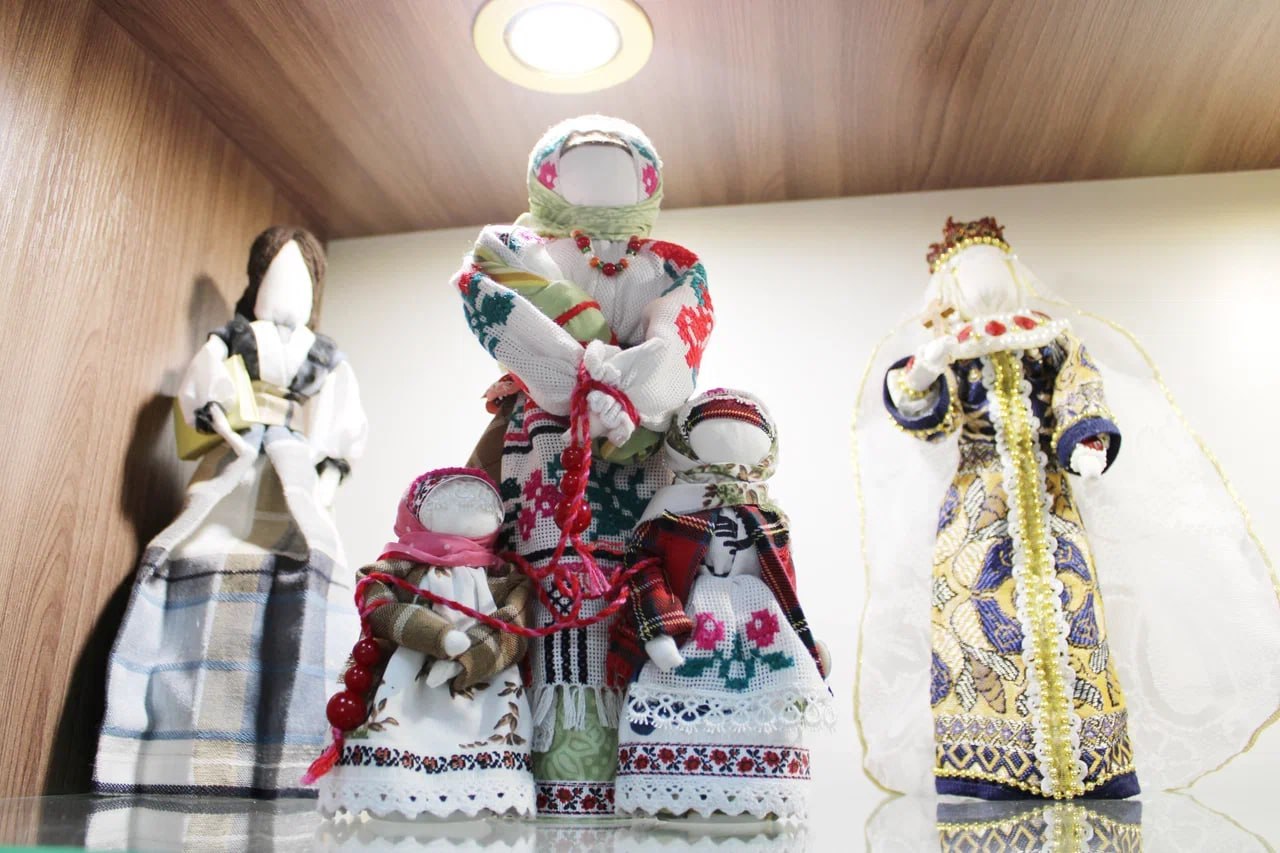 Более 300 кукол, 50 мастеров, 17 городов: в Луганске открылась масштабная выставка «ПРОкуклы»
