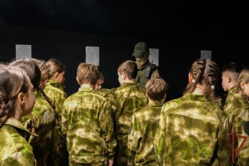 Бойцы спецназа Росгвардии провели день открытых дверей для луганских школьников