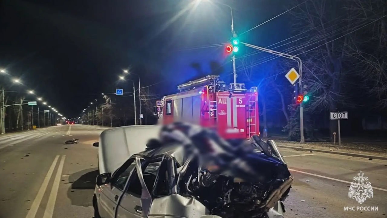 В Луганске спасатели деблокировали девушку из деформированного авто после ДТП