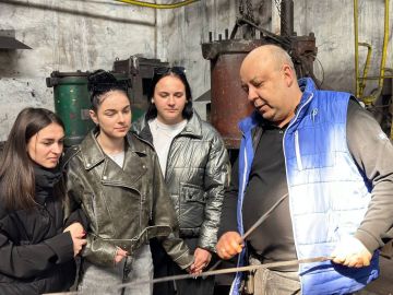 «Единая Россия» познакомила школьников с непрерывным производством спортинвентаря на заводе «Динамо»