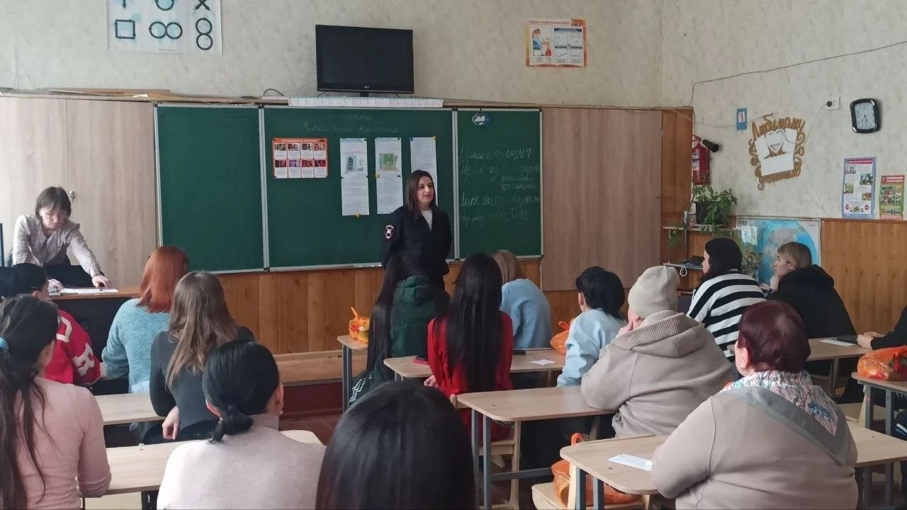 Сотрудники Госавтоинспекции Луганска провели встречи с родителями школьников, посетив родительские собрания