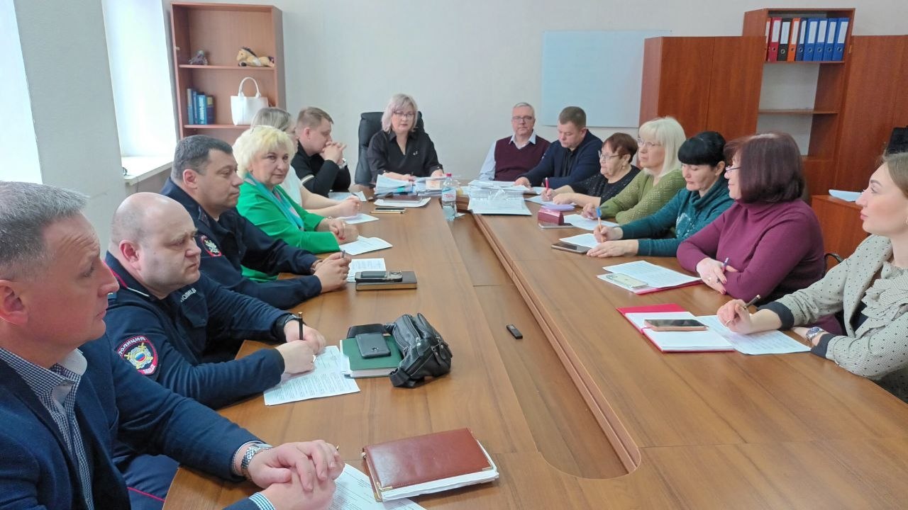 Состоялось очередное заседание Луганской городской комиссии по делам несовершеннолетних и защите их прав