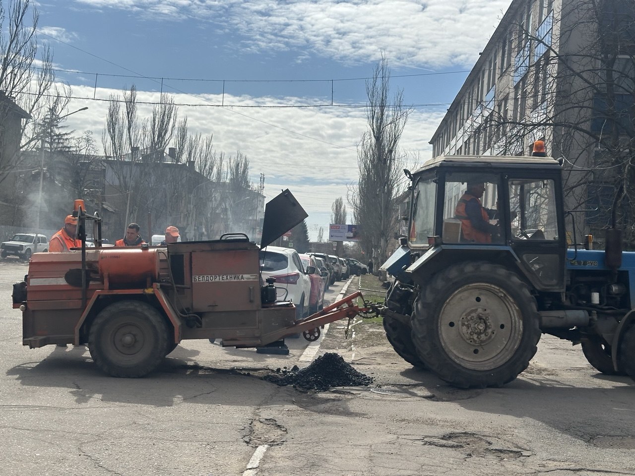 Усиленное внимание дорожников Луганска обращено на вывоз смета и заделку дорожных выбоин