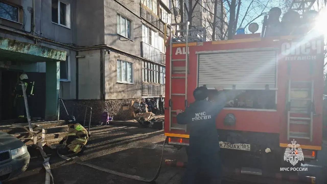 В Луганске загорелась квартира в многоэтажке