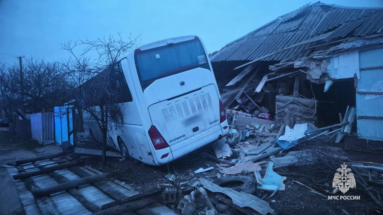 Спасатели работали на месте происшествия с участием автобуса «Москва-Стаханов»