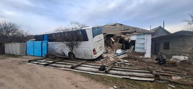 ЭКСКЛЮЗИВ. Что случилось в автобусе, который врезался в дом в Марковке В редакцию «Известий ЛДНР» написала дочь одной из пассажирок