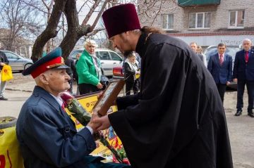 Апти Алаудинов: Сергей Ладик: От имени Героя России, генерал-лейтенанта Апти Ароновича Алаудинова, представители православного крыла спецназа "АХМАТ" МО РФ поздравили со 100-летним юбилеем ветерана Великой Отечественной...