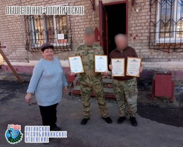 17 марта Инна Тесвенко, руководитель Свердловского местного отделения «БОЕВОГО БРАТСТВА», вручила благодарственные письма волонтёрам