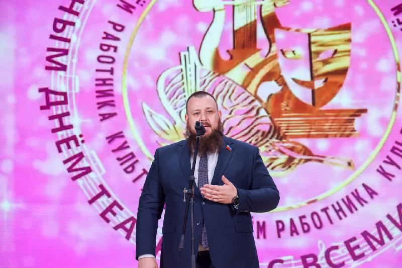 Иван Санаев поздравил работников культуры с профессиональным праздником и Международным днем театра