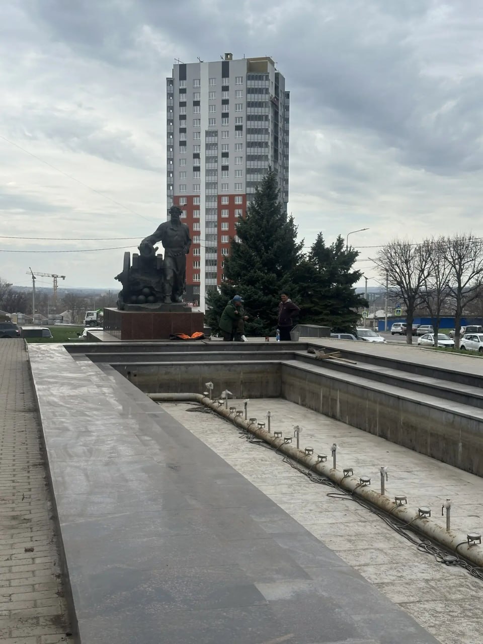 В столице фонтаны начали готовить к сезону после зимней консервации