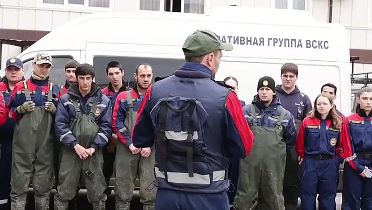 НАШИ. Ребята из Луганского студенческого корпуса спасателей помогают Дагестану бороться с наводнением Для ликвидации последствий наводнения в Дагестане прибыли 40 добровольцев-спасателей из Москвы, ЛНР и Ингушетии