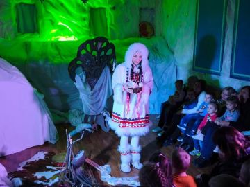 В рамках культурнопросветительского проекта «Сказки народов России», приуроченного к Году единства народов России, в Луганском театре кукол состоялся показ эскимосской народной сказки «Пропавшая песенка»