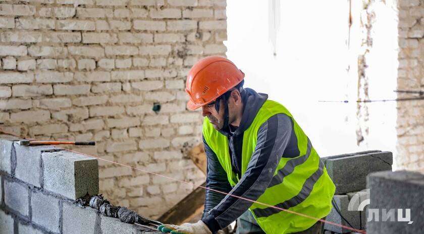 Специалисты публично-правовой компании «Единый заказчик» в этом году капитально отремонтируют в ЛНР шесть объектов среднего образования, включая колледжи и казачьи корпуса