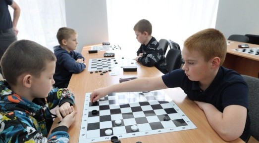 Чемпионат по шашкам собрал в Луганске около полусотни детей и подростков со всей ЛНР