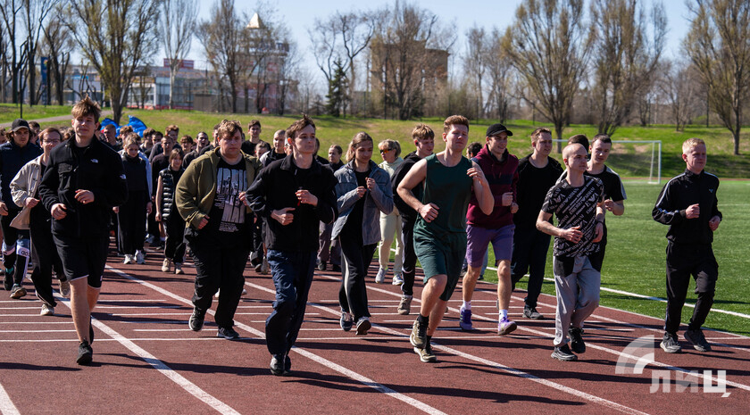 Власти ЛНР и луганские студенты открыли Всероссийский спортивный марафон «Сила России»
