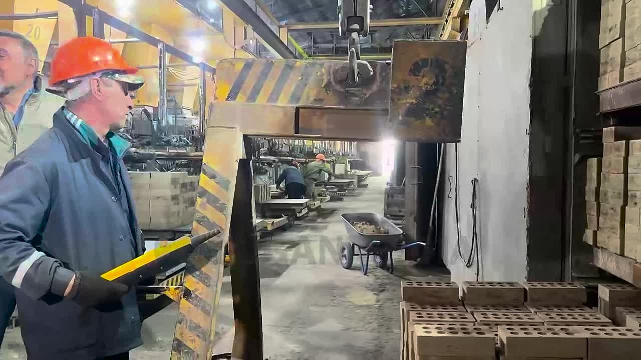 Сенатор Совета Федерации от Луганской Народной Республики Дарья Лантратова и министр промышленности ЛНР Владислав Варшавский посетили завод стройматериалов в Лутугино