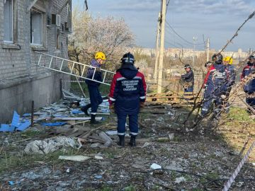 20 добровольцев ВСКС помогают на месте ночного обстрела в Луганске