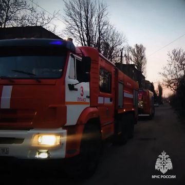 После ночного обстрела Луганска спасатели эвакуировали из горящей пятиэтажки 16 человек, включая ребенка