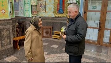 Депутат Госдумы РФ Виктор Водолацкий и первый заместитель секретаря Луганского реготделения «Единой России», депутат Народного Совета ЛНР Василий Леонов передали куличи в детские дома Луганска, военнослужащим и в дом...