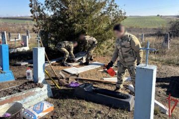 Росгвардейцы в ЛНР благоустраивают территорию мемориалов и воинских захоронений ко Дню Победы