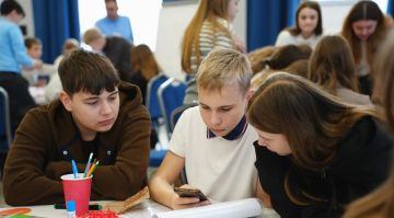 Центр «Пионер» провел для луганских школьников интенсив и мастер-класс ко Дню космонавтики