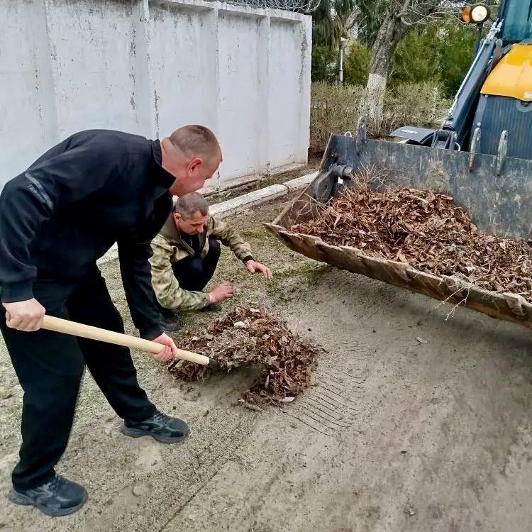 111Новоайдарские правоохранители облагородили здание ОМВД и территорию близ него