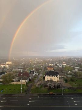 Луганск сейчас. Такой прекрасный день погода решила разукрасить еще ярче – и после дождя на небе появилась радуга! Спасибо подписчикам за такое прекрасное фото!