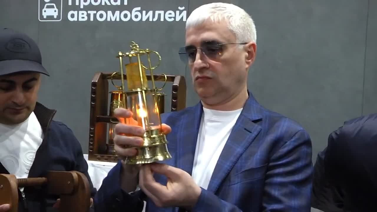 Этой ночью свечи в храмах ЛНР зажглись от Благодатного огня, сошедшего в Иерусалиме