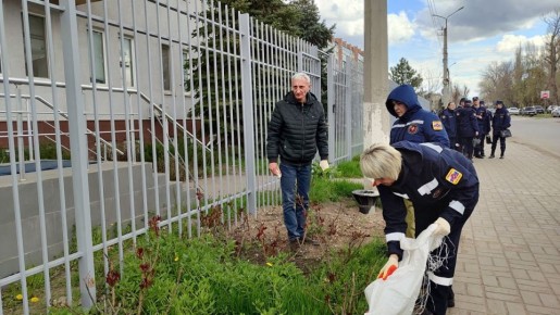 Коллективы Луганского центра медицины катастроф провели ежегодный субботник по благоустройству территорий
