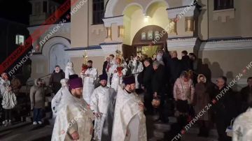 Крестный ход у Свято-Петропавловского кафедрального собора г. Луганска