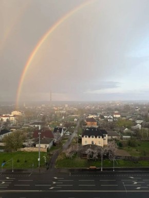 Луганск сейчас. Такой прекрасный день погода решила разукрасить еще ярче – и после дождя на небе появилась радуга! Спасибо подписчикам за такое прекрасное фото!