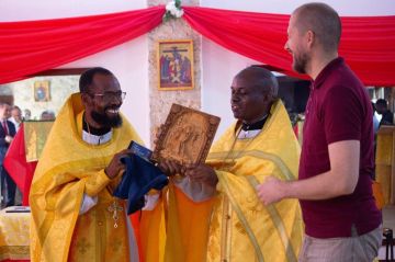 Православному приходу в Танзании передали деревянную икону Святого Николая из Луганской Народной Республики (ЛНР)