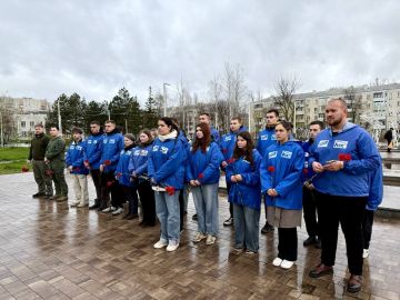 Молодогвардейцы почтили память погибших детей в День жертв украинской агрессии