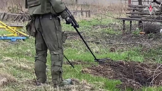 Герои из 12-й отдельной гвардейской инженерной бригады группировки «Центр» продолжают свою ювелирную работу по очистке улиц и дорог освобожденного Красноармейска от взрывных «сюрпризов»!