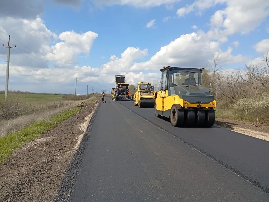 Начались работы по асфальтированию на автодороге Р-150 (Белгород – Старобельск – Луганск – Донецк – Мариуполь) в участке Дмитровка – Пахры