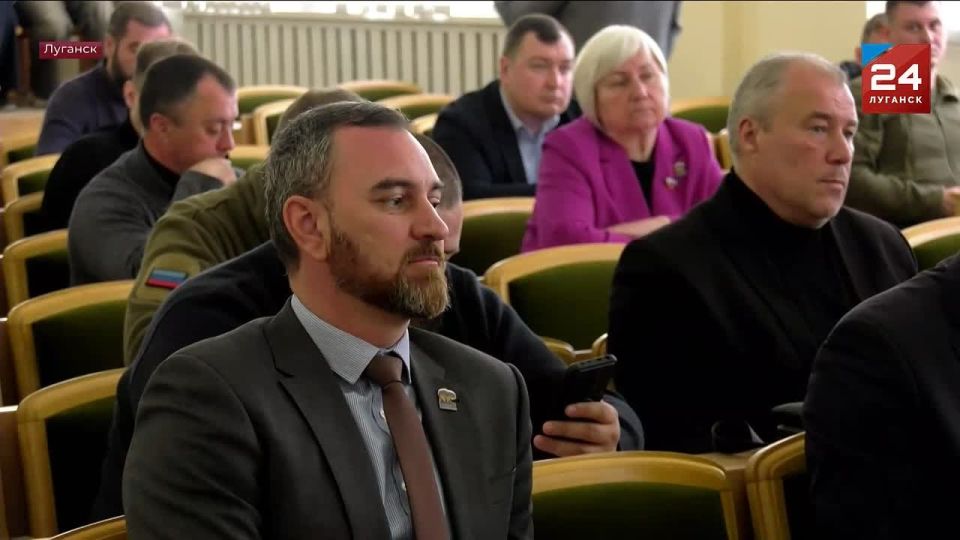 105 медучреждений и рост зарплаты: Правительственный час с министром здравоохранения ЛНР состоялся в Народном Совете