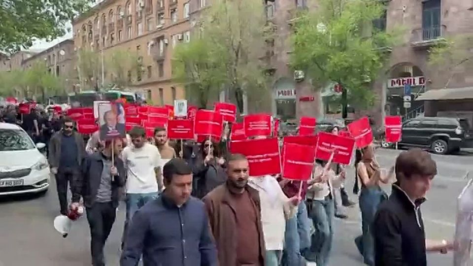 Оппозиционная фракция "Армения" организовала шествие к СКК им. Демирчяна в Ереване – там, как известно, проходит саммит Европейского политсообщества