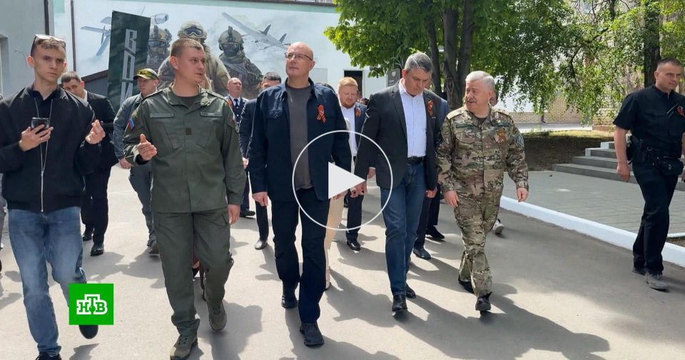 Чернышенко посетил образовательные организации в ЛНР