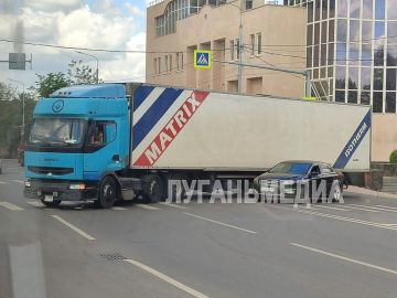 Возле Краеведческого музея в Луганске фура полностью перекрыла дорогу