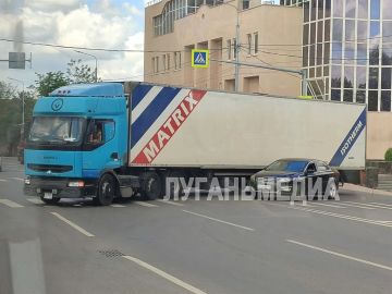 Возле Краеведческого музея в Луганске фура полностью перекрыла дорогу