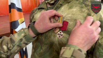 Депутат Народного Совета ЛНР, руководитель Луганского реготедения ВОО «Молодая Гвардия Единой России» Андрей Самойлов принял участие в торжественном мероприятии, посвященном двухлетней годовщине отдельного полка беспилотных...