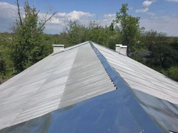 Калужские строители починили крышу дома в Золотом
