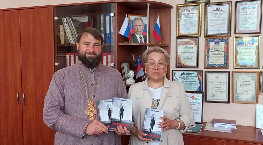 ЛИЦ передал Горьковке часть тиража нового сборника Глеба Боброва «Тень цикады»