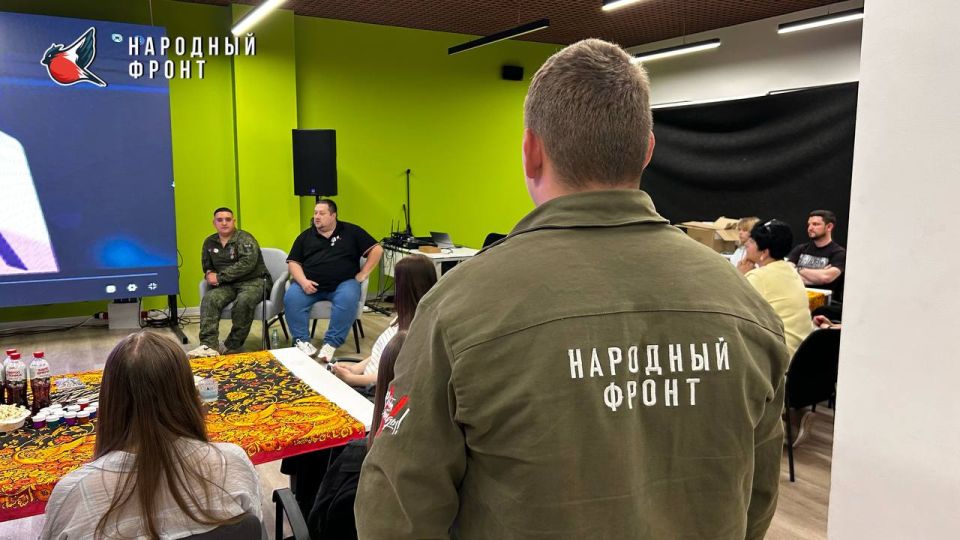 Молодёжка НФ ЛНР приняла участие форуме «Всё для фронта» от проекта «Мастерская для всех» в Доме Молодёжи ЛНР
