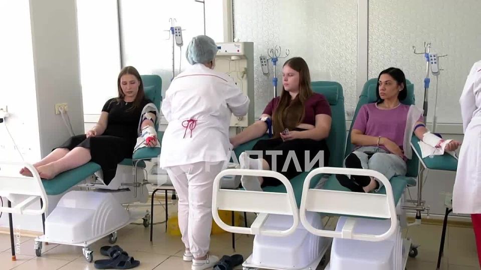 «Невозможно остаться равнодушными, пострадали дети»: уже больше 200 жителей ЛНР сдали кровь для раненых после террористической атаки ВСУ на колледж в Старобельске